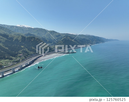 新潟県 ヒスイの石が取れる親不知海水浴場　ドローン空撮 125760525