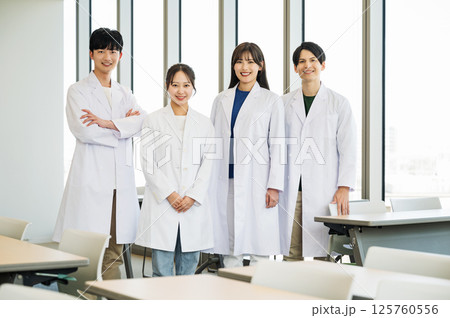白衣を着た若い男女医学生のポートレート 白衣を着た若い男女医学生のポートレート 125760556