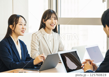 ミーティングをするキャリアウーマン 125760619