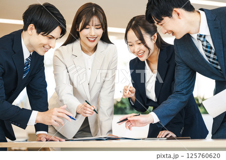 ブレインストーミングを行うビジネスパーソン 125760620