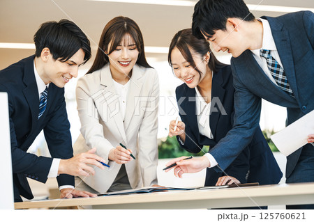 ミーティングで意見を出し合うビジネスパーソン 125760621