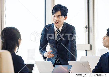 会議でプレゼンをする若いビジネスマン 125760623