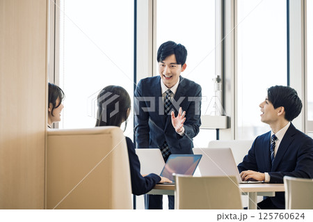 会議でプレゼンをする若いビジネスマン 125760624