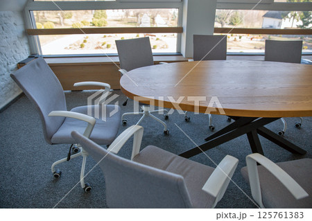 Modern empty meeting room with wooden table 125761383