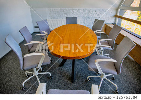 Modern empty meeting room with wooden table 125761384