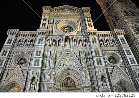 イタリア　フィレンチェ　ライトアップされたドゥオーモ　ファサード　中央上部 125762129
