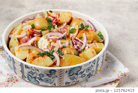 boiled potato salad with red onion, German cuisine, homemade, no people, 125762415