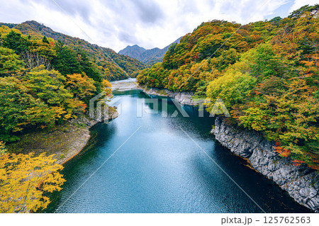 色彩あふれる秋の川俣湖と山々の景色 奥日光 栃木県 色彩あふれる秋の川俣湖と山々の景色 奥日光 栃木県 125762563