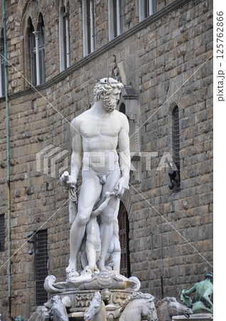 イタリア　フィレンチェ　シニョリーア広場のネプチューン 125762866