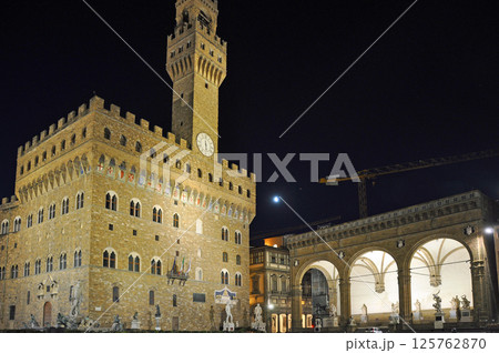 イタリア フィレンチェ、静寂に包まれたシニョリーア広場の市庁舎と屋外ギャラリー イタリア フィレンチェ、静寂に包まれたシニョリーア広場の市庁舎と屋外ギャラリー 125762870