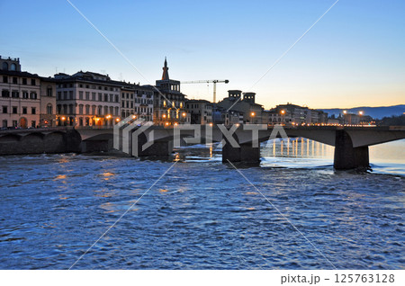 イタリア フィレンチェ アルノ川の左岸から上流のカッライア橋を望む イタリア フィレンチェ アルノ川の左岸から上流のカッライア橋を望む 125763128