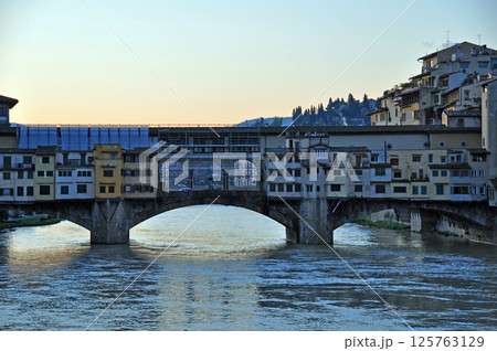 イタリア フィレンチェ アルノ川 ヴェッキオ橋 イタリア フィレンチェ アルノ川 ヴェッキオ橋 125763129