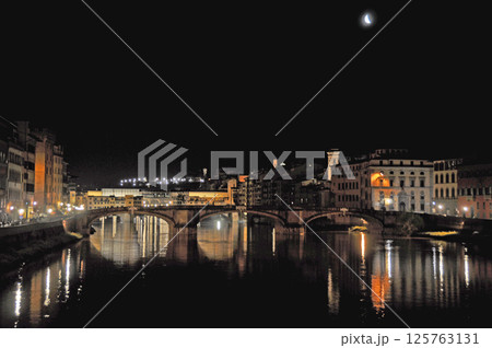 イタリア フィレンチェ アルノ川 カッライア橋から上流のサンタ・トリニタ橋とヴェッキオ橋の眺め イタリア フィレンチェ アルノ川 カッライア橋から上流のサンタ・トリニタ橋とヴェッキオ橋の眺め 125763131