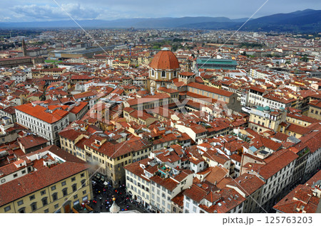 イタリア　フィレンチェ　ジョットの鐘楼から北西のフィレンチェ市街地を俯瞰する 125763203