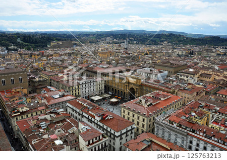 イタリア　フィレンチェ　ジョットの鐘楼から西方の市街地を俯瞰する 125763213