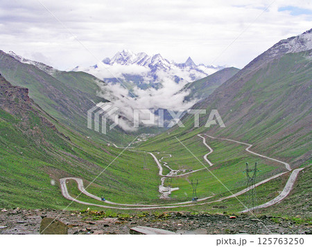 中国四川省 巴朗山峠から日隆方向の眺望 四姑娘山に連なる邛崍(キョウライ)山脈の峰々 中国四川省 巴朗山峠から日隆方向の眺望 四姑娘山に連なる邛崍(キョウライ)山脈の峰々 125763250