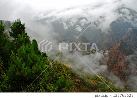 中国 雲南省　徳欽県　雨のメコン川上流 欄滄江渓谷 125763525