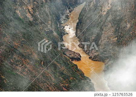 中国 雲南省 徳欽県 雨のメコン川上流 欄滄江渓谷 中国 雲南省 徳欽県 雨のメコン川上流 欄滄江渓谷 125763526