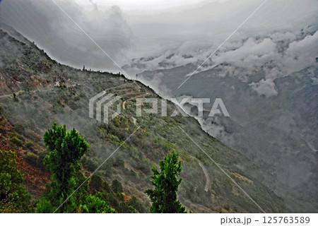 中国 雲南省 徳欽県 雨のメコン川上流 欄滄江渓谷 中国 雲南省 徳欽県 雨のメコン川上流 欄滄江渓谷 125763589