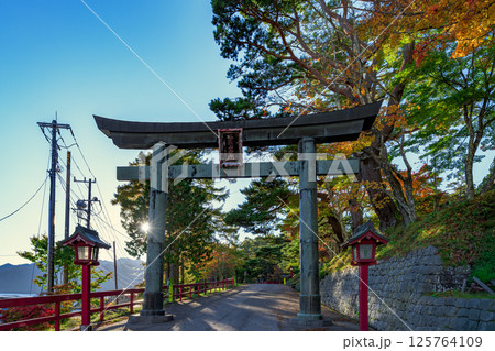 紅葉と石畳が彩る歴史ある日光二荒山神社　鳥居 125764109