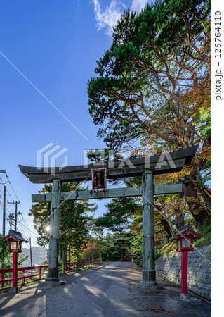 紅葉と石畳が彩る歴史ある日光二荒山神社 鳥居 紅葉と石畳が彩る歴史ある日光二荒山神社 鳥居 125764110