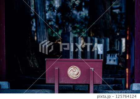 静けさに包まれた日光二荒山神社の賽銭箱 125764124