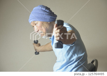 ダンベルで筋トレをする髭の老人 ダンベルで筋トレをする髭の老人 125764495