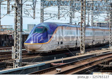大宮駅を出発する山形新幹線E8系 つばさ 125765127
