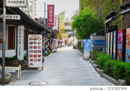 ソウル　仁寺洞（インサドン）の横路地風景 125765304