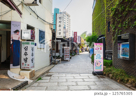 ソウル　仁寺洞（インサドン）の横路地風景 125765305