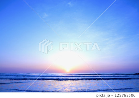 海からの日の出 125765506