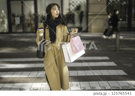 ショッピングバッグを持った女性 ショッピングバッグを持った女性 125765541