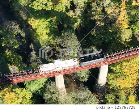 【空から見る北海道】 三井芦別鉄道の炭山川橋梁を走る機関車 【空から見る北海道】 三井芦別鉄道の炭山川橋梁を走る機関車 125765729