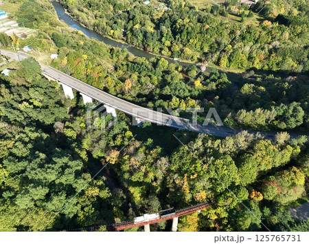 【空から見る北海道】 三井芦別鉄道の炭山川橋梁を走る機関車 【空から見る北海道】 三井芦別鉄道の炭山川橋梁を走る機関車 125765731