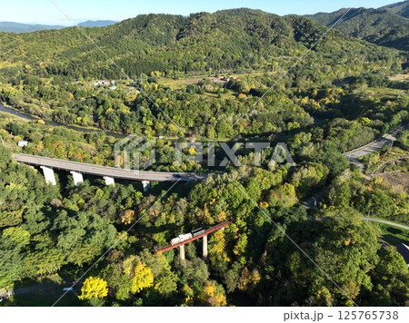 【空から見る北海道】 三井芦別鉄道の炭山川橋梁を走る機関車 【空から見る北海道】 三井芦別鉄道の炭山川橋梁を走る機関車 125765738