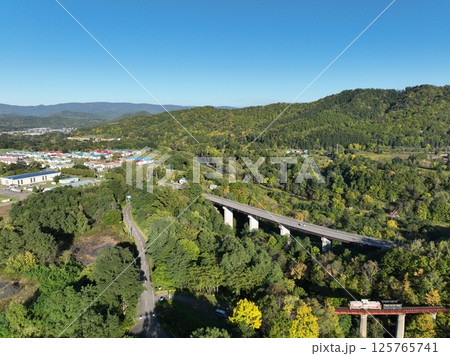 【空から見る北海道】 三井芦別鉄道の炭山川橋梁を走る機関車 【空から見る北海道】 三井芦別鉄道の炭山川橋梁を走る機関車 125765741