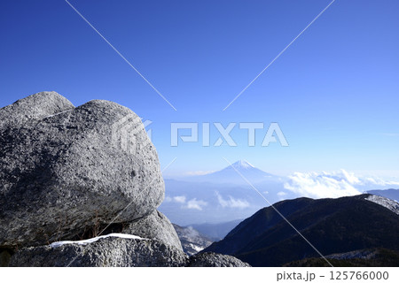 山梨県鳳凰三山 薬師岳から望む富士山と奇岩 山梨県鳳凰三山 薬師岳から望む富士山と奇岩 125766000