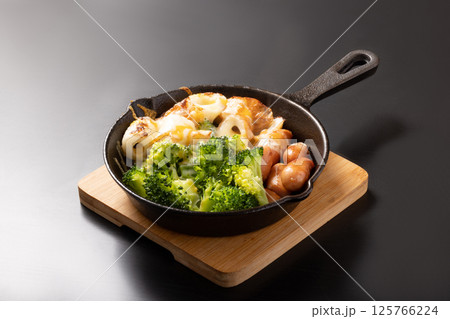 ウィンナーとブロッコリーとちくわのチーズ焼き 125766224