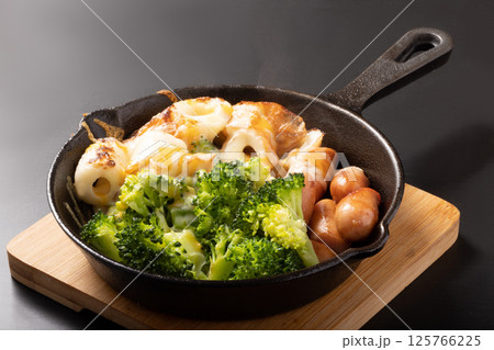 ウィンナーとブロッコリーとちくわのチーズ焼き ウィンナーとブロッコリーとちくわのチーズ焼き 125766225