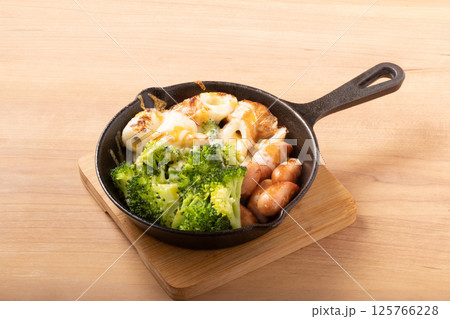 ウィンナーとブロッコリーとちくわのチーズ焼き 125766228