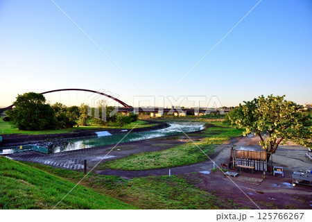 昭島市　初夏の朝日に映える多摩大橋 125766267