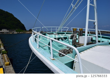 漁港に停泊中の漁船 125766333
