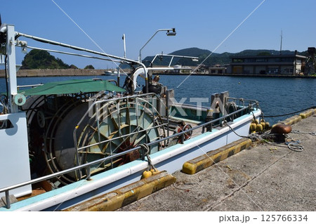 漁港に停泊中の漁船 125766334