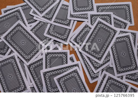 散らべたトランプ 125766395