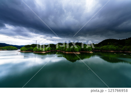雨上がりの夕空でダイナミックに変化していく風景　鉛色に変化する空　布目湖側　奈良布目ダムにて➃ 125766958