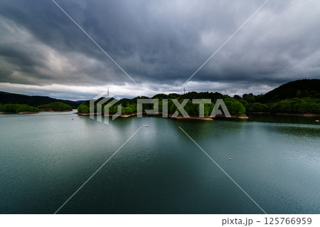 雨上がりの夕空でダイナミックに変化していく風景 鉛色に変化する空 布目湖側 奈良布目ダムにて⑤ 雨上がりの夕空でダイナミックに変化していく風景 鉛色に変化する空 布目湖側 奈良布目ダムにて⑤ 125766959