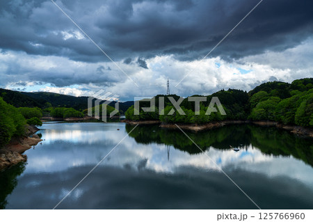 雨上がりの夕空でダイナミックに変化していく風景　鉛色に変化する空　布目湖側　奈良布目ダムにて① 125766960