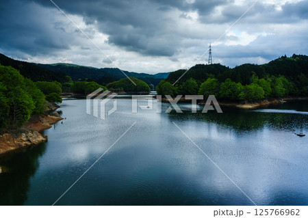 雨上がりの夕空でダイナミックに変化していく風景　鉛色に変化する空　布目湖側　奈良布目ダムにて③ 125766962