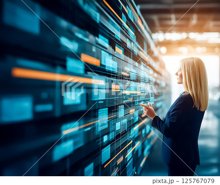 タッチパネル画面を操作するビジネスウーマンのイメージ素材 125767079