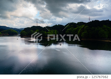 雨上がりの夕空でダイナミックに変化していく風景 小雨が降り始めた布目ダム 湖面に落ちる雨 雨上がりの夕空でダイナミックに変化していく風景 小雨が降り始めた布目ダム 湖面に落ちる雨 125767082
